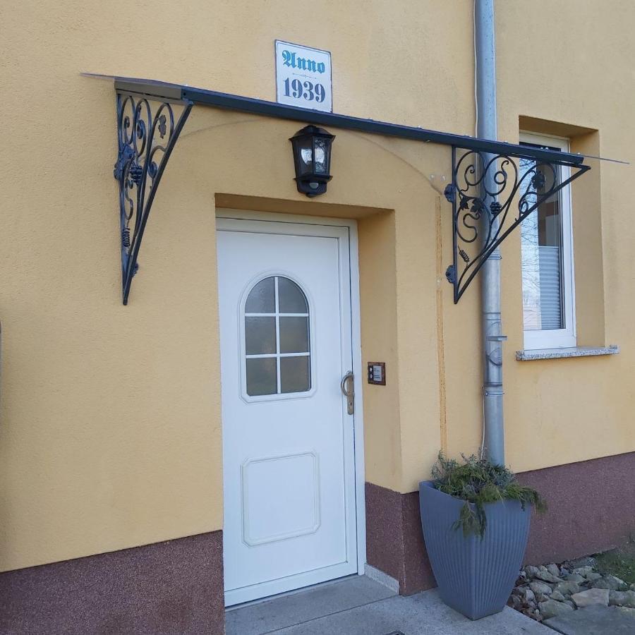 Gelbes Haus Seenland Ferienwohnungen Xl Elsterheide Exterior foto