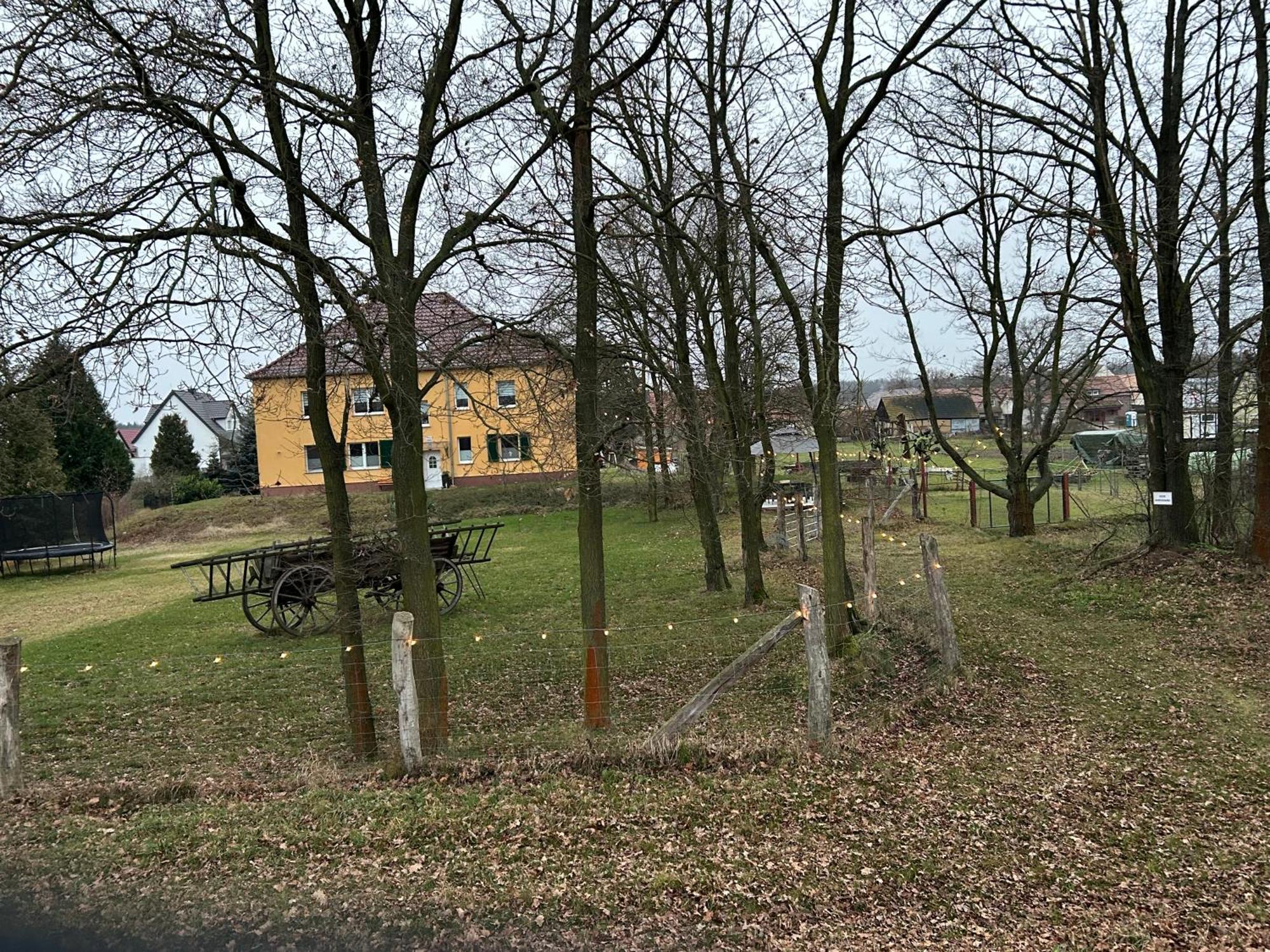 Gelbes Haus Seenland Ferienwohnungen Xl Elsterheide Exterior foto